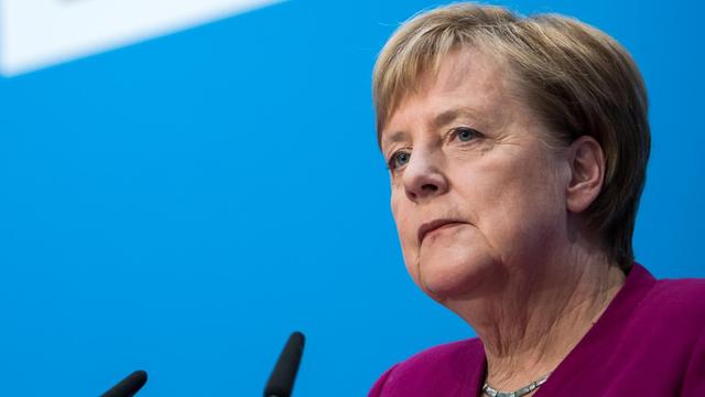 Angela Merkel, Bundeskanzlerin und Vorsitzende der CDU, äußert sich bei einer Pressekonferenz mit dem Ministerpräsidenten von Hessen, Bouffier, im Konrad-Adenauer-Haus nach den Gremiensitzungen der Partei zum Ausgang der Landtagswahl in Hessen.