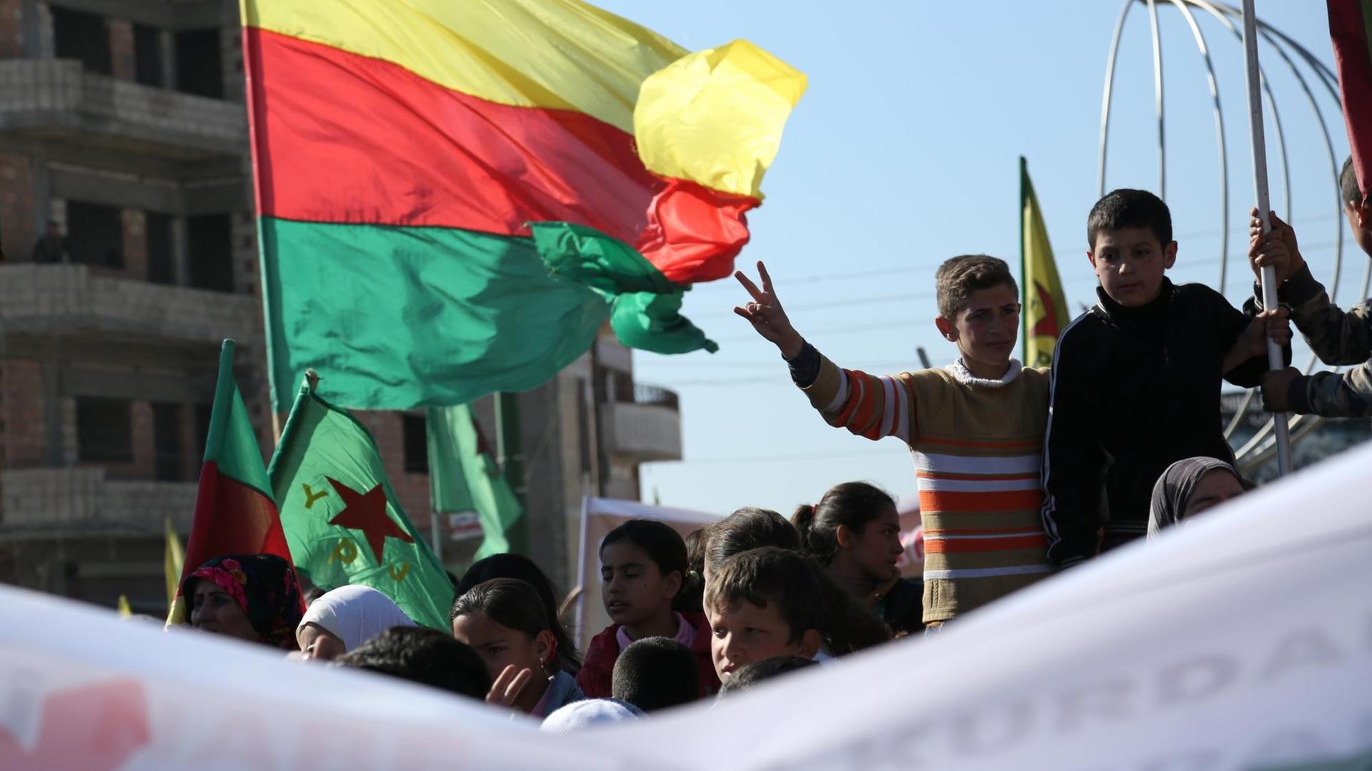Syrische Kurden demonstrieren am 4.2.2016mit der Flagge der Partei der Demokratischen Union (PYD) in der Stadt Qamischli. Syrische Kurden demonstrieren am 4.2.2016mit der Flagge der Partei der Demokratischen Union (PYD) in der Stadt Qamischli.
