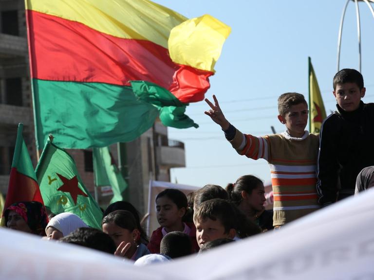Syrische Kurden demonstrieren am 4.2.2016mit der Flagge der Partei der Demokratischen Union (PYD) in der Stadt Qamischli.