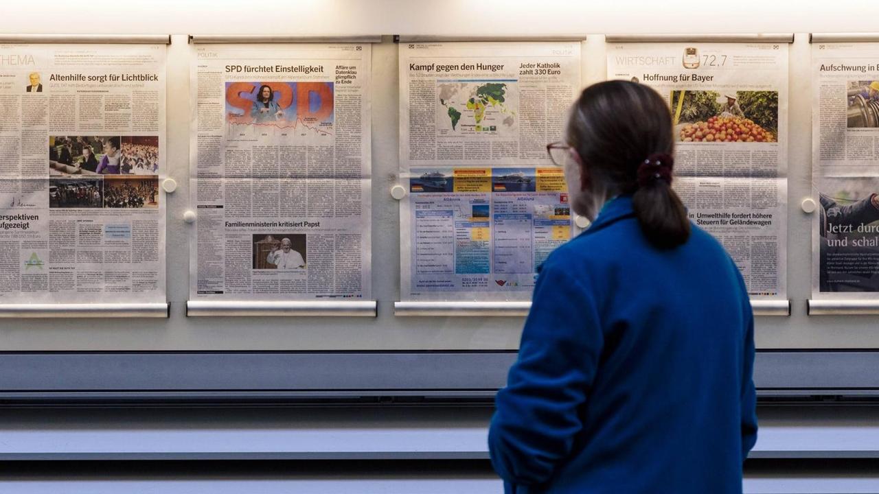 Eine Passantin betrachtet die aktuelle Ausgabe der Zeitung Kölnische Rundschau vor dem Haus der Lokalredaktion Köln in der Stolkgasse. Köln, 12.10.2018 Eine Passantin betrachtet die aktuelle Ausgabe der Zeitung Kölnische Rundschau vor dem Haus der Lokalredaktion Köln in der Stolkgasse. Köln, 12.10.2018