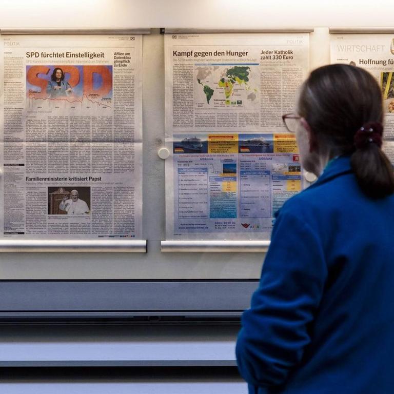 Eine Passantin betrachtet die aktuelle Ausgabe der Zeitung Kölnische Rundschau vor dem Haus der Lokalredaktion Köln in der Stolkgasse. Köln, 12.10.2018