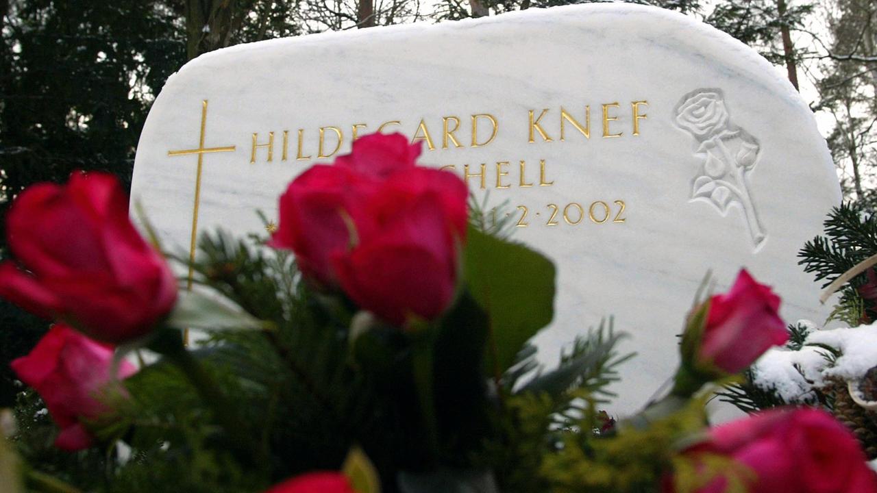 Ein Strauß roter Rosen liegt am 1.2.2003 auf dem Waldfriedhof von Berlin-Zehlendorf am Grab der Schauspielerin, Chansonsängerin und Buchautorin Hildegard Knef.