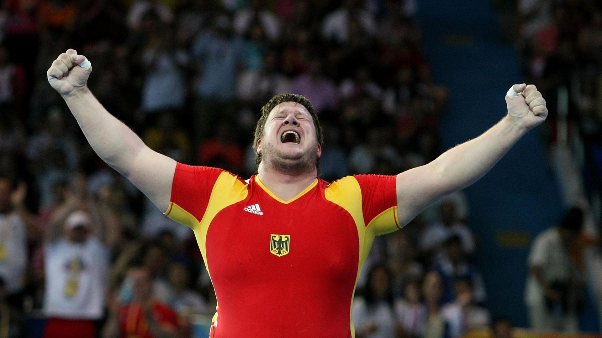 Der Gewichtheber Matthias Steiner jurbelt nach dem Gewinn der Goldmedaille bei den Olympischen Spielen in Peking. Der Gewichtheber Matthias Steiner jurbelt nach dem Gewinn der Goldmedaille bei den Olympischen Spielen in Peking.
