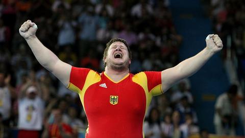Der Gewichtheber Matthias Steiner jurbelt nach dem Gewinn der Goldmedaille bei den Olympischen Spielen in Peking.
