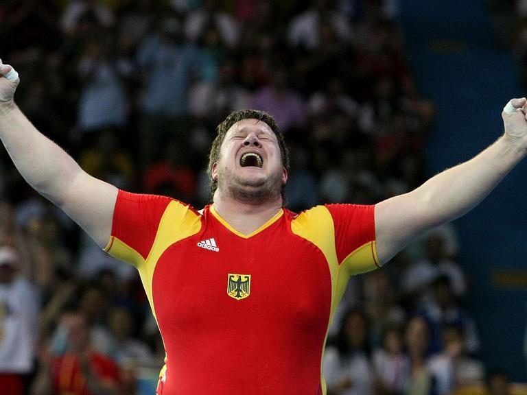 Der Gewichtheber Matthias Steiner jurbelt nach dem Gewinn der Goldmedaille bei den Olympischen Spielen in Peking.