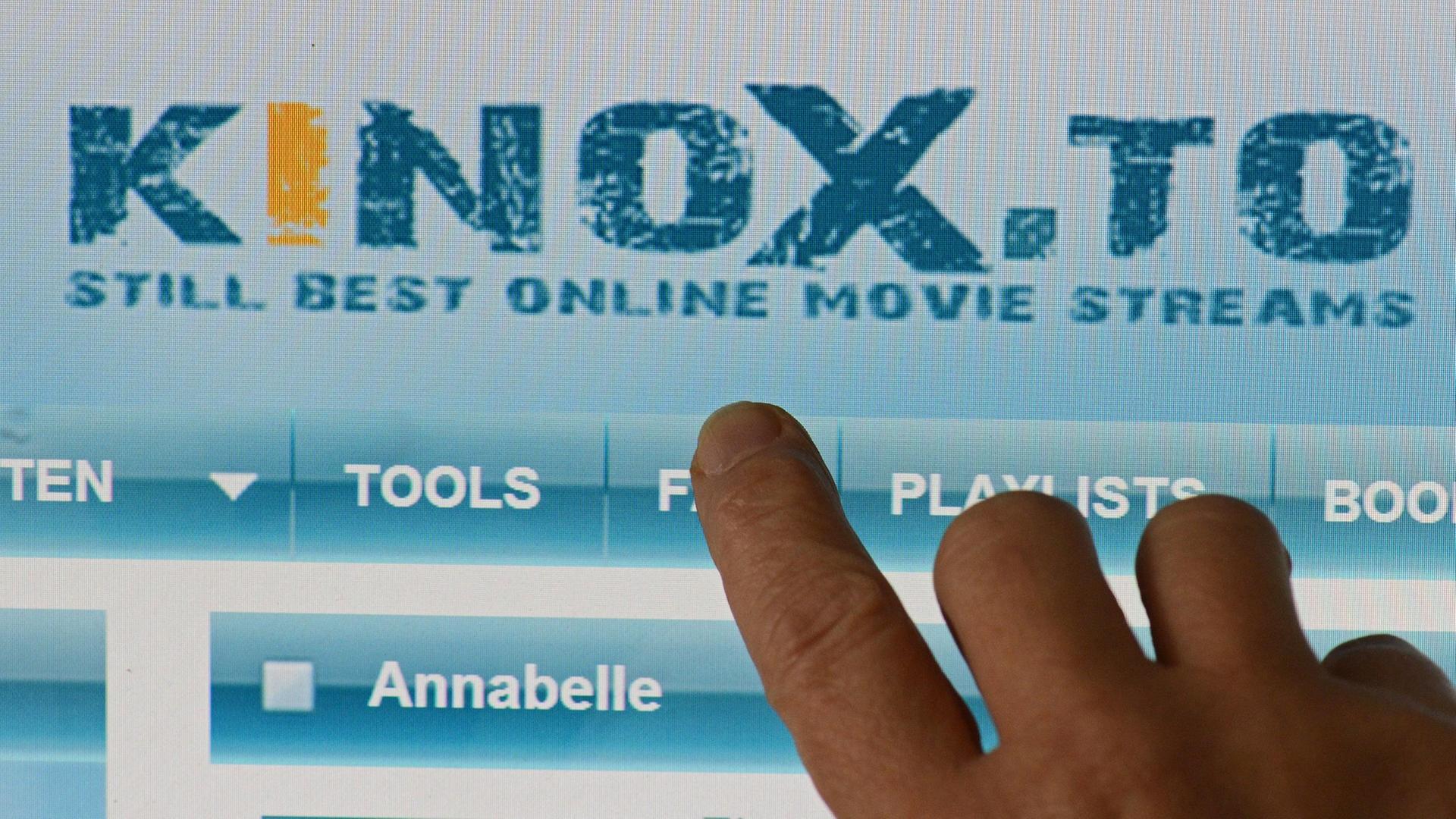 Ein Nutzer greift auf die Kino-Webseite kinox.to zu Ein Nutzer greift auf die Kino-Webseite kinox.to zu