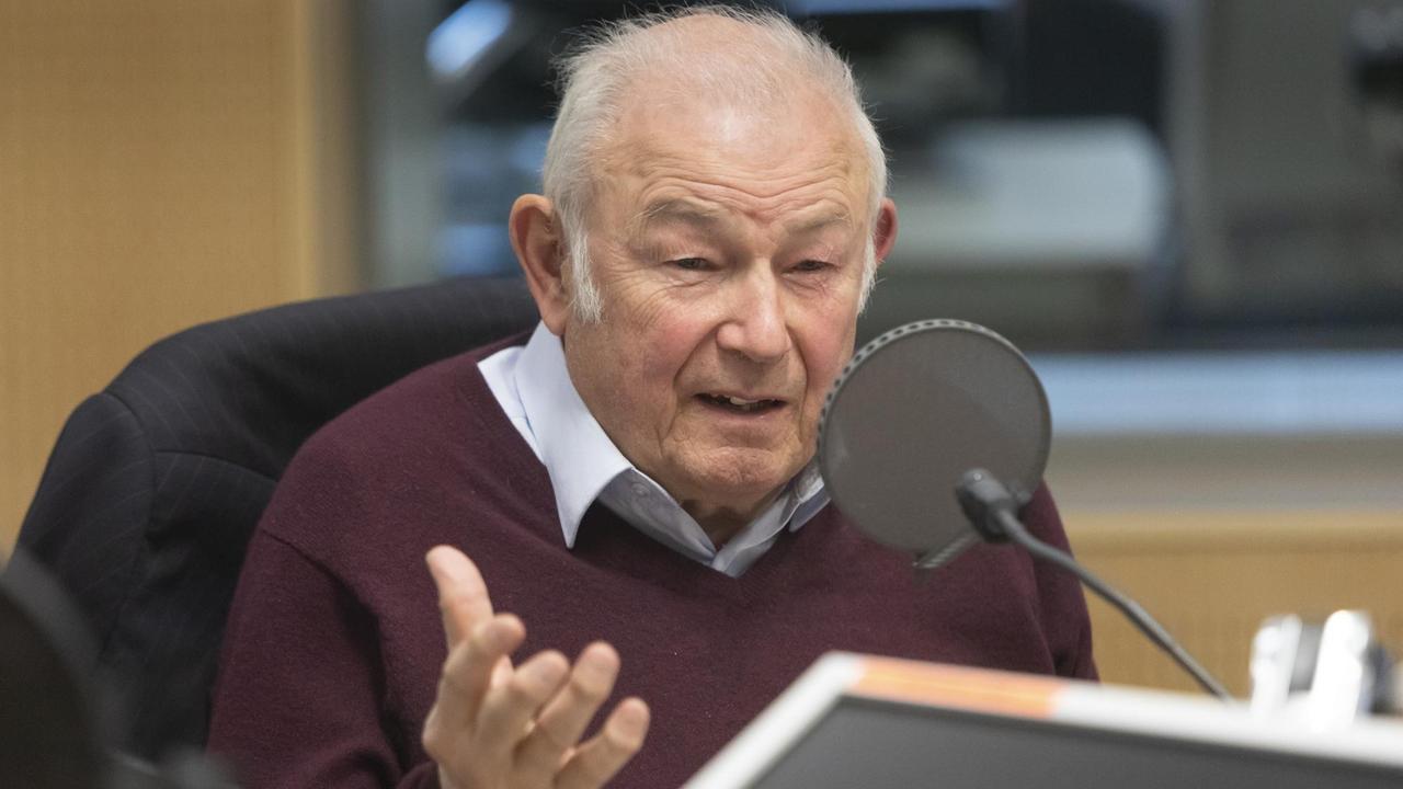 Dr. Günther Beckstein, sitzend am Mikrofon Dr. Günther Beckstein, sitzend am Mikrofon