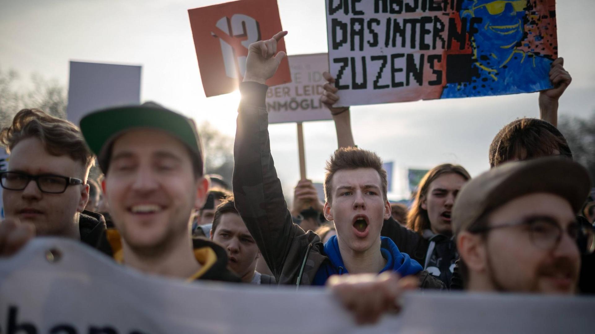 Demo-Teilnehmer gegen die Reform des Urheberrechts beim Protest gegen Art. 13 in Berlin Demo-Teilnehmer gegen die Reform des Urheberrechts beim Protest gegen Art. 13 in Berlin