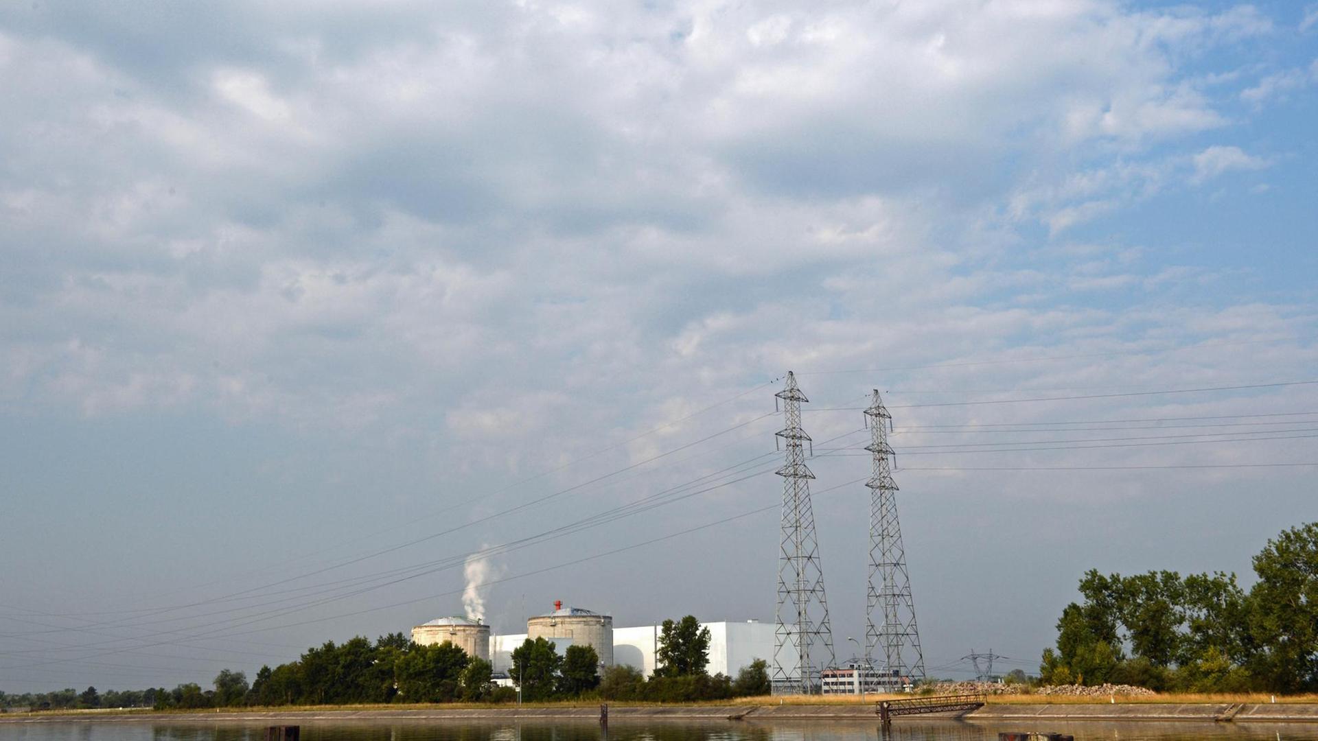 Die Außenaufnahme zeigt das Atomkraftwerk Fessenheim im Elsass in Frankreich, aufgenommen 2013