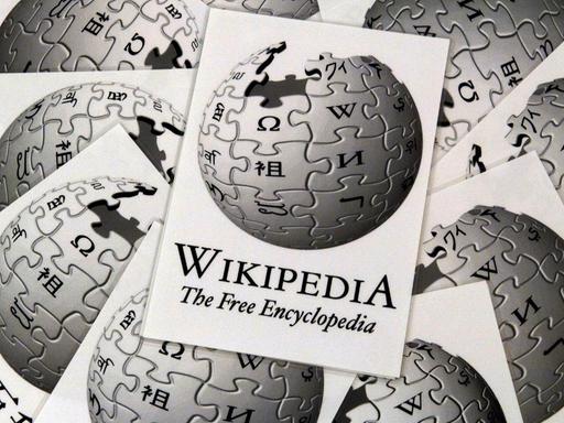 Logo und Schriftzug der Internet-Enzyklopädie "Wikipedia" in verschiedenen Sprachen.