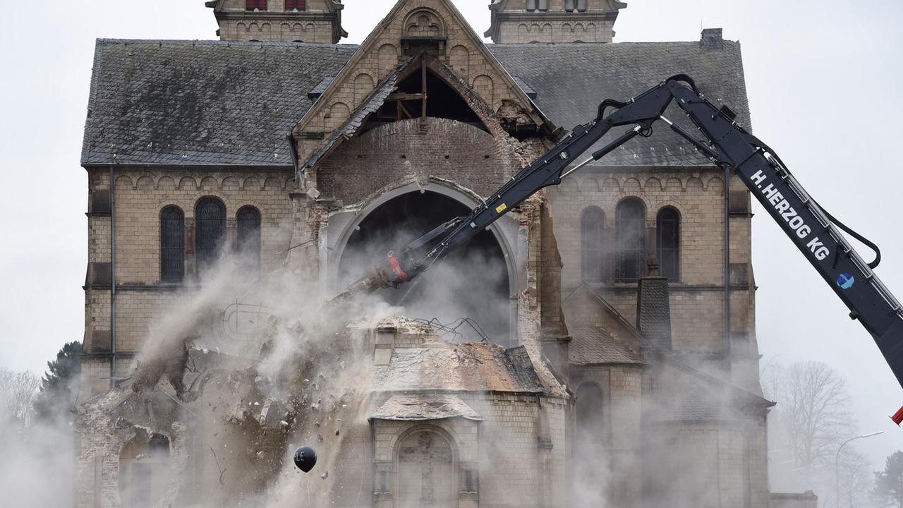 Bagger beginnen am 08.01.2018 in Immerath (Nordrhein-Westfalen) mit dem Abriss der Kirche. Bagger beginnen am 08.01.2018 in Immerath (Nordrhein-Westfalen) mit dem Abriss der Kirche.