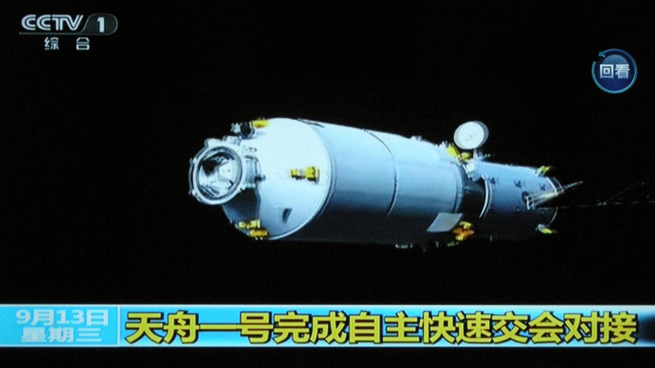 Auf diesem Bild einer Fernsehübertragung von CCTV (China Central Television) ist zu sehen, wie das erste chinesische Frachtraumschiff, Tianzhou-1, automatisch an das Raumlabor Tiangong-2 andockt. Auf diesem Bild einer Fernsehübertragung von CCTV (China Central Television) ist zu sehen, wie das erste chinesische Frachtraumschiff, Tianzhou-1, automatisch an das Raumlabor Tiangong-2 andockt.