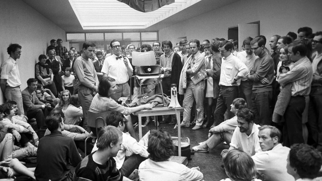 Sit-in an der Freien Universität Berlin am 28.06.1968: gegen die Zurückweisung des Satzungsentwurfs für das Otto-Suhr-Institut durch den akademischen Senat Sit-in an der Freien Universität Berlin am 28.06.1968: gegen die Zurückweisung des Satzungsentwurfs für das Otto-Suhr-Institut durch den akademischen Senat