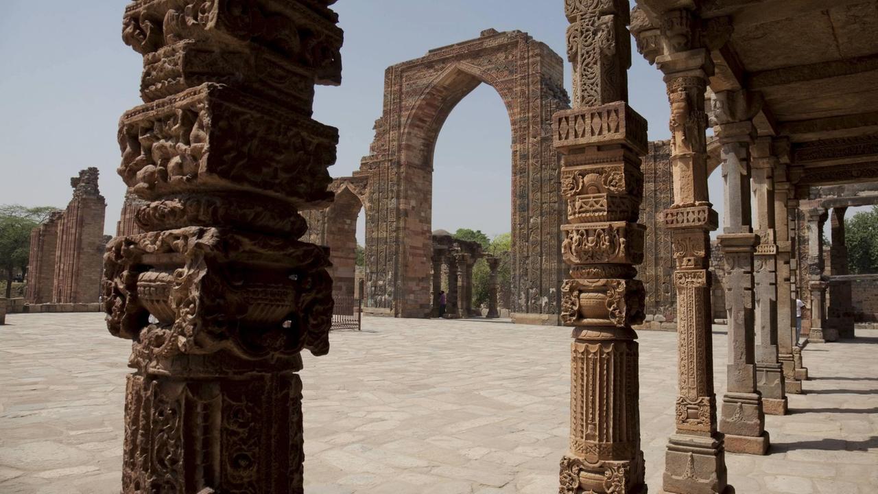 Blick auf die Ruinen der Quwwat-ul-Islam-Moschee in Delhi