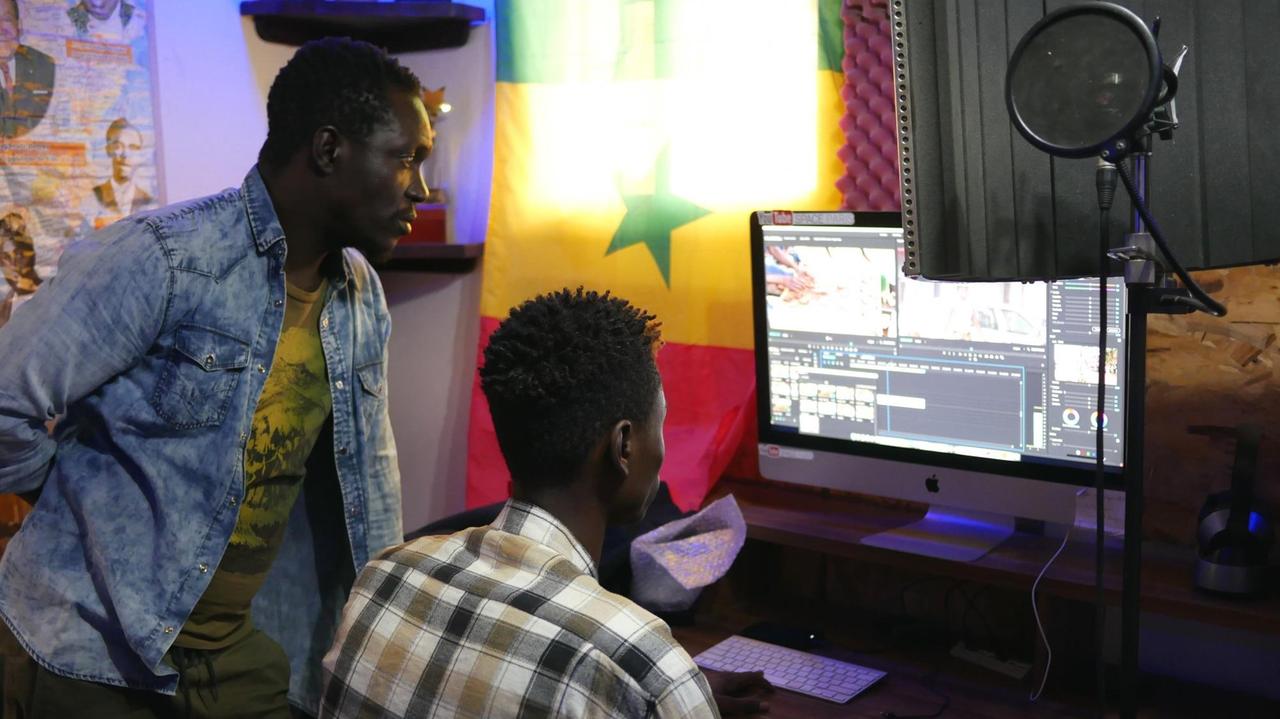 Rapper Keyti in seinem Studio des Journal Rappé. Am Computer wird gerade ein Musikvideo geschnitten. Rapper Keyti in seinem Studio des Journal Rappé. Am Computer wird gerade ein Musikvideo geschnitten.