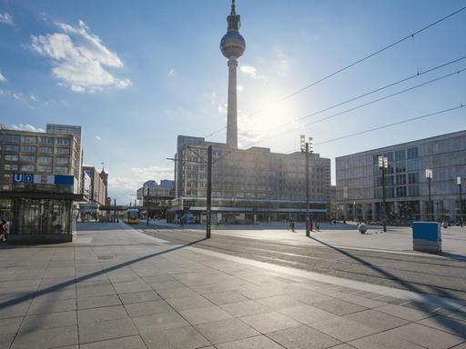 Blick auf den Berliner Alexanderplatz ohne Menschen