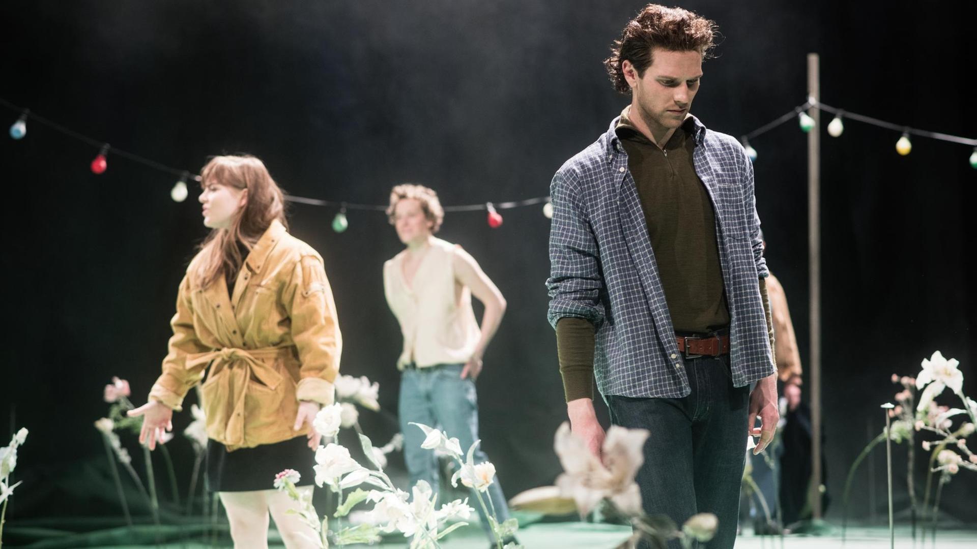 Luise Deborah Daberkow, Gregor Knop, Silas Breiding in "Das ferne Land" von Jean-Luc Lagarce in einer Adaption von Nicolas Charaux Luise Deborah Daberkow, Gregor Knop, Silas Breiding in "Das ferne Land" von Jean-Luc Lagarce in einer Adaption von Nicolas Charaux