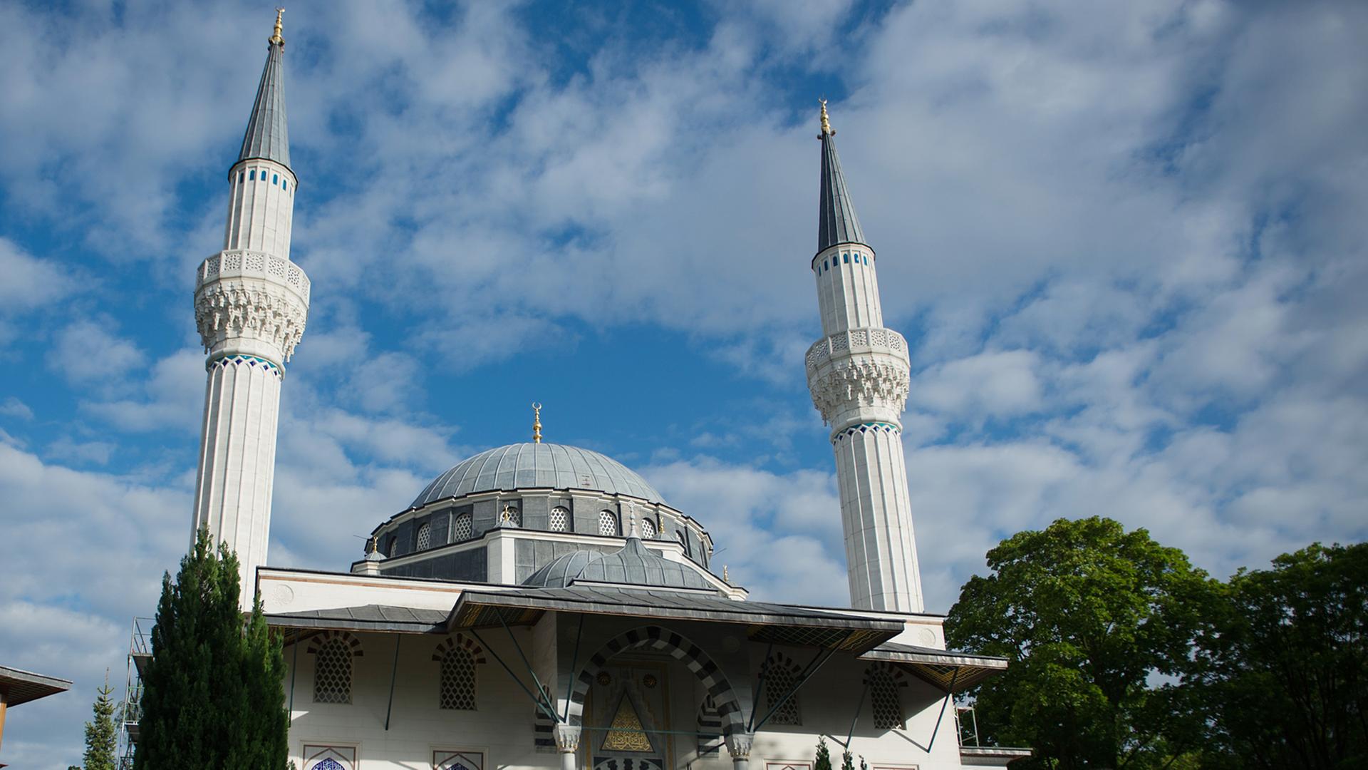 Die türkische Sehitlik-Moschee am Columbiadamm in Berlin. Die türkische Sehitlik-Moschee am Columbiadamm in Berlin.