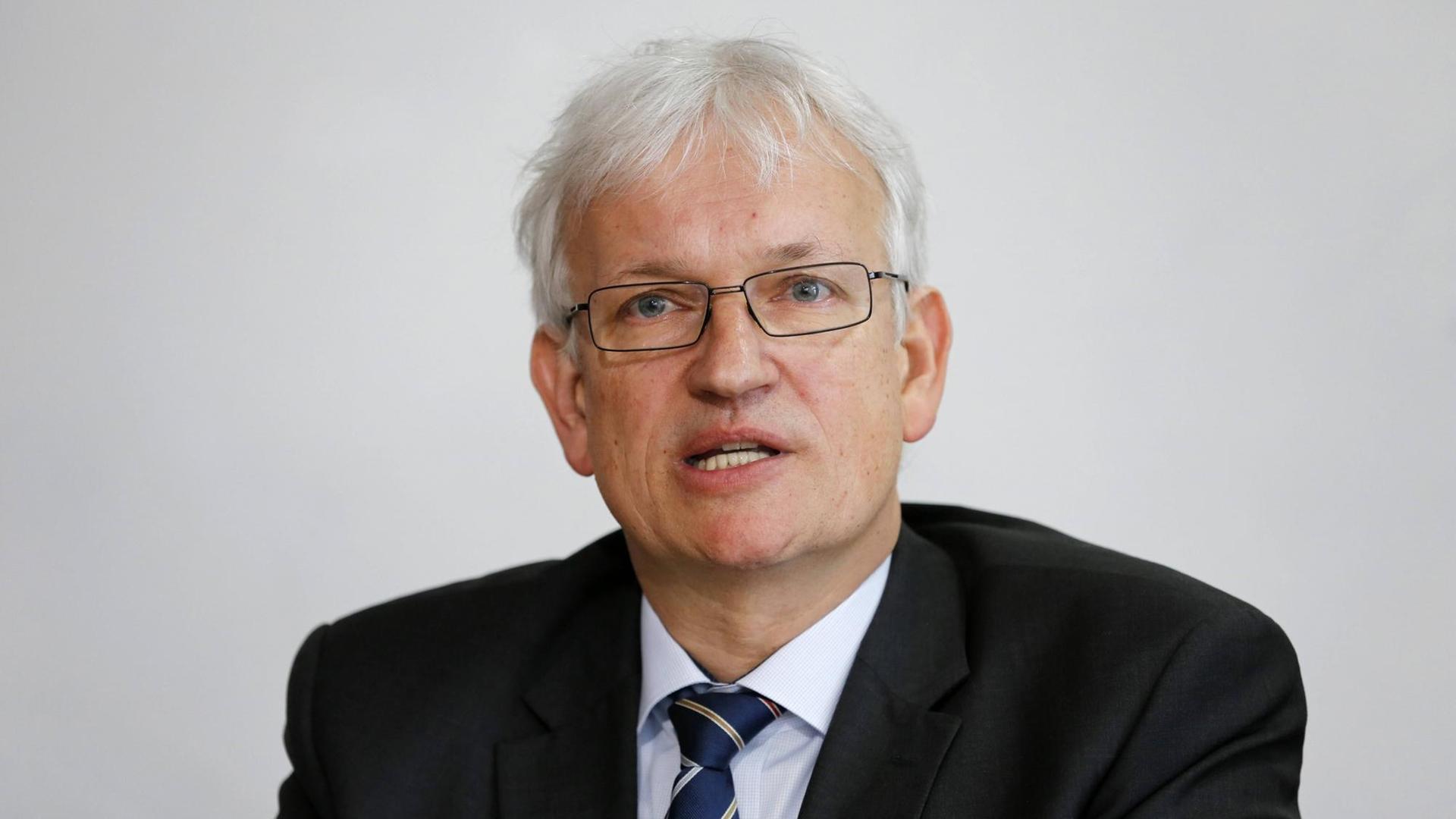 Der Bundesgeschäftsführer der Deutschen Umwelthilfe, Jürgen Resch, auf einer Pressekonferenz in Berlin. Der Bundesgeschäftsführer der Deutschen Umwelthilfe, Jürgen Resch, auf einer Pressekonferenz in Berlin.