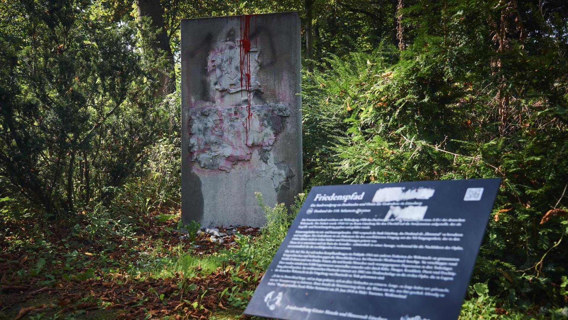 Das Mahnmal für die Toten der 110. Infanterie-Division auf dem Friedenspfad in Lüneburg. Dieser Einheit werden auch Kriegsverbrechen nachgesagt. Deshalb ist das Lüneburger Denkmal immer wieder Ziel von Zerstörung. Derzeit ist es mit Beton überdeckt und mit roter Farbe übergossen. Ein Prozess vor dem Verwaltungsgericht soll klären, ob das Mahnmal verhüllt werden muss. Das Mahnmal für die Toten der 110. Infanterie-Division auf dem Friedenspfad in Lüneburg. Dieser Einheit werden auch Kriegsverbrechen nachgesagt. Deshalb ist das Lüneburger Denkmal immer wieder Ziel von Zerstörung. Derzeit ist es mit Beton überdeckt und mit roter Farbe übergossen. Ein Prozess vor dem Verwaltungsgericht soll klären, ob das Mahnmal verhüllt werden muss.
