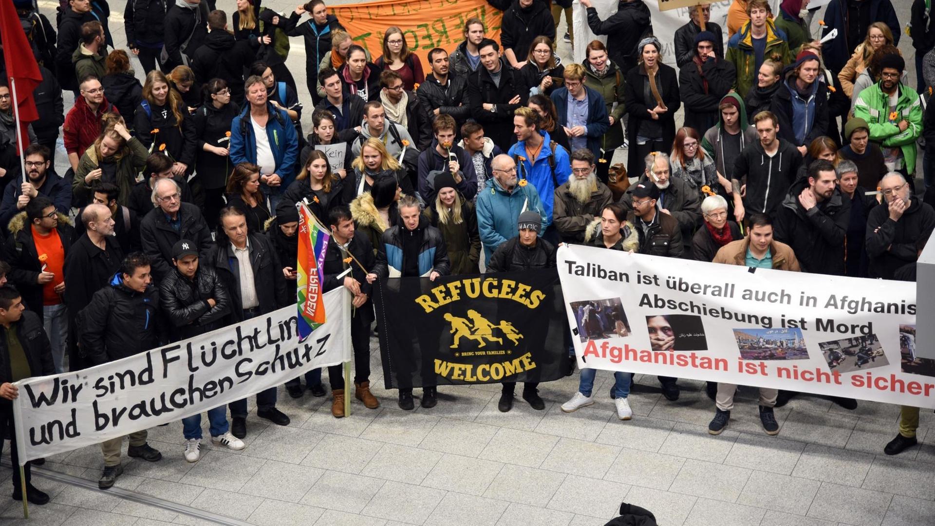 Banner mit Aufschriften wie "Wir sind Flüchtlinge und brauchen Schutz" halten Demonstranten am 23.01.2018 auf dem Flughafen in Düsseldorf (Nordrhein-Westfalen) bei einer Protestkundgebung der Flüchtlingsinitiativen gegen Sammelabschiebungen nach Afghanistan. Banner mit Aufschriften wie "Wir sind Flüchtlinge und brauchen Schutz" halten Demonstranten am 23.01.2018 auf dem Flughafen in Düsseldorf (Nordrhein-Westfalen) bei einer Protestkundgebung der Flüchtlingsinitiativen gegen Sammelabschiebungen nach Afghanistan.