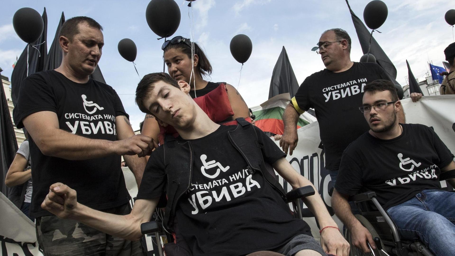 Eltern von behinderten Kindern protestieren am 30. Juli 2018 in Sofia für eine Reform der staatlichen Hilfe. Eltern von behinderten Kindern protestieren am 30. Juli 2018 in Sofia für eine Reform der staatlichen Hilfe.