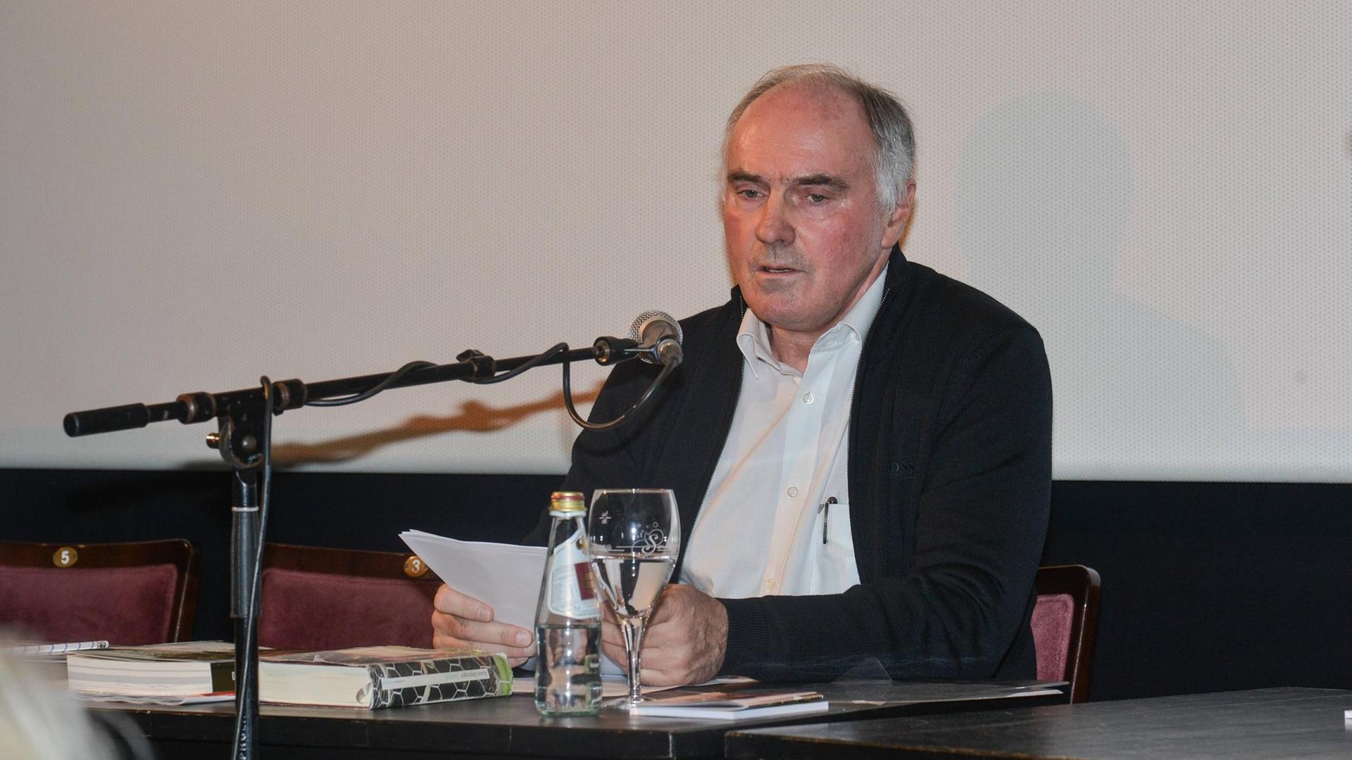 Der Germanist und Literaturkritiker Klaus Zeyringer 2015 am dritten Tag der oberösterreichischen Kulturvermerke im Stadttheater Gmunden Der Germanist und Literaturkritiker Klaus Zeyringer 2015 am dritten Tag der oberösterreichischen Kulturvermerke im Stadttheater Gmunden