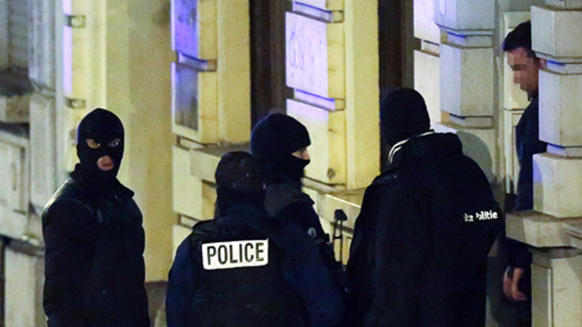 Belgische Polizisten vor einem Gebäude in Verviers.