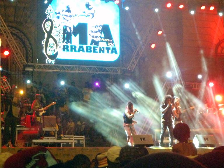 Musiker Stewart Sukuma bei einem Marrabenta-Konzert auf der Bühne