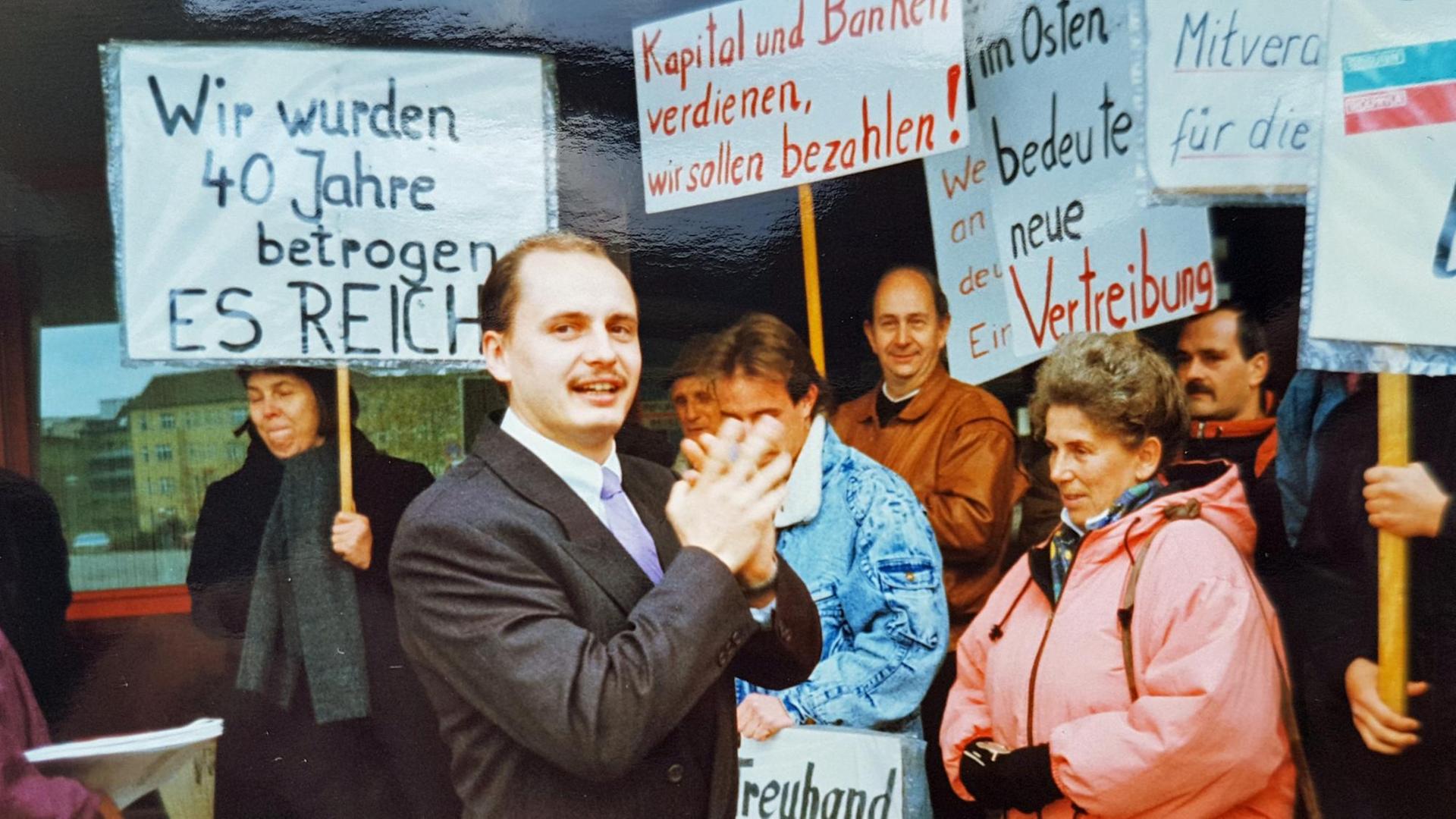 Menschen mit Plakaten wie "Wir wurden 40 Jahre betrogen, es reicht" oder "Kapital und Banken verdienen, wir sollen bezahlen!" Menschen mit Plakaten wie "Wir wurden 40 Jahre betrogen, es reicht" oder "Kapital und Banken verdienen, wir sollen bezahlen!"