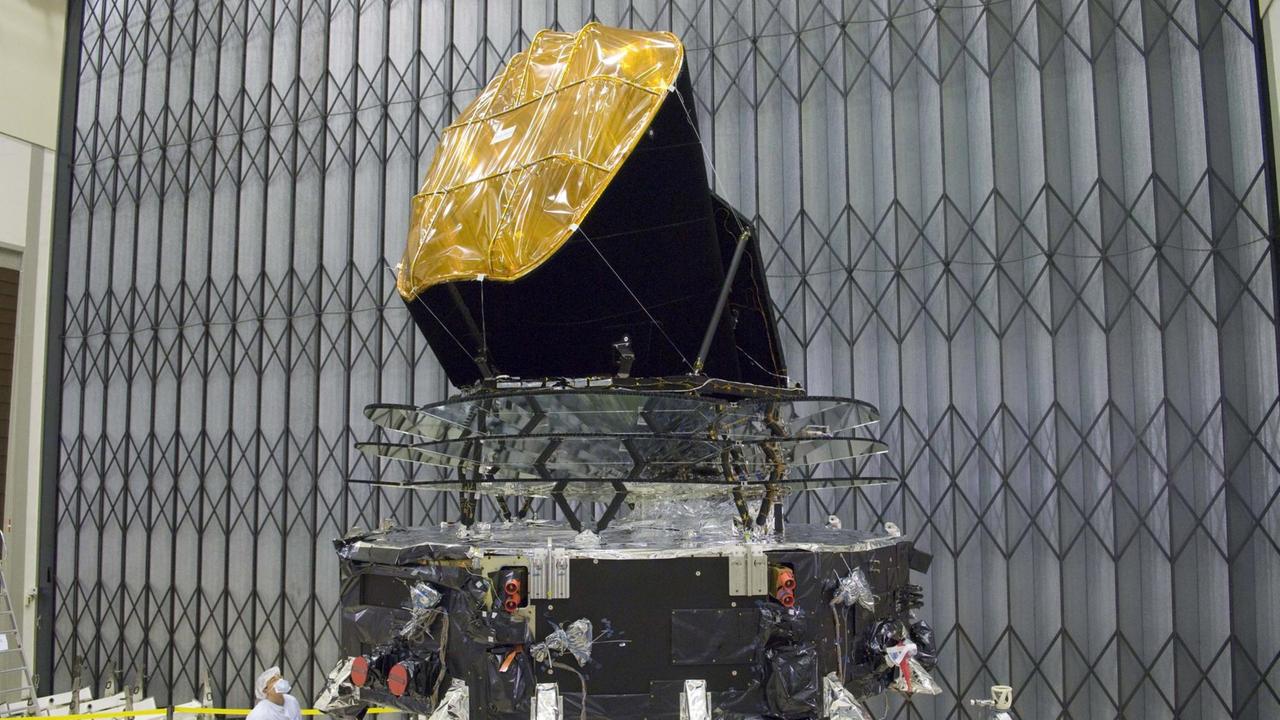 Der Satellit Planck in der Montagehalle.