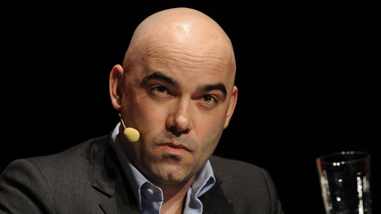 US-Autor Philipp Meyer sitzt am 17.03.2014 bei einer Lesung im Rahmen des Literaturfestivals lit. Cologne in Köln (Nordrhein-Westfalen) auf der Bühne, wo er sein Buch "Der erste Sohn" vorstellt. US-Autor Philipp Meyer sitzt am 17.03.2014 bei einer Lesung im Rahmen des Literaturfestivals lit. Cologne in Köln (Nordrhein-Westfalen) auf der Bühne, wo er sein Buch "Der erste Sohn" vorstellt.
