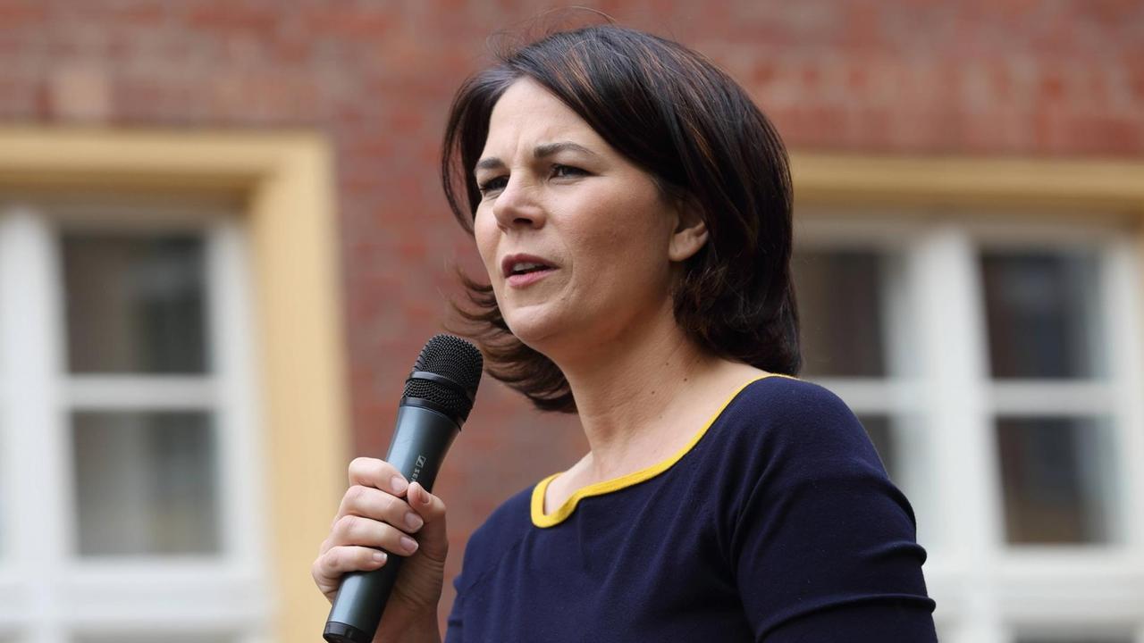 Annalena Baerbock hält während einer Rede ein Mikrofon in der Hand. Annalena Baerbock hält während einer Rede ein Mikrofon in der Hand.