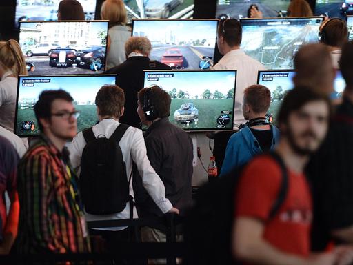 Besucher spielen am 13.08.2014 in Köln (Nordrhein-Westfalen) am Fachbesuchertag der Computerspielemesse "Gamescom" das Spiels "The Crew".