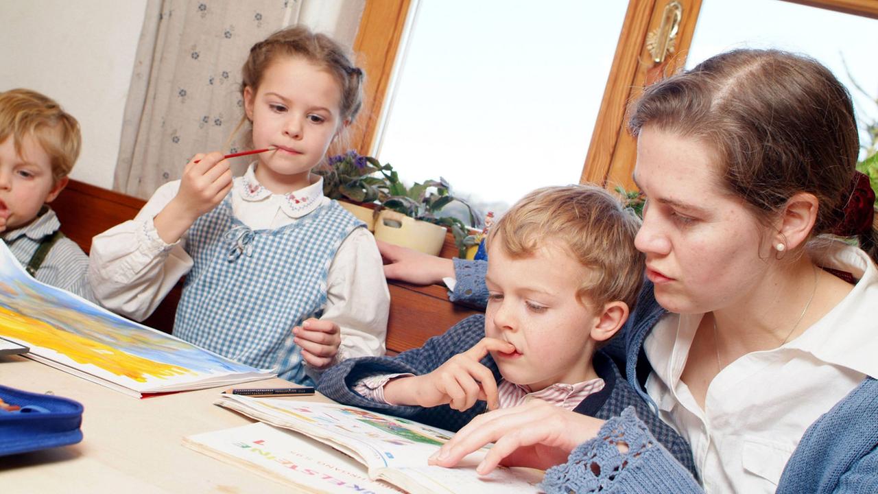 Mutter unterrichtet Kinder Zuhause Mutter unterrichtet Kinder Zuhause