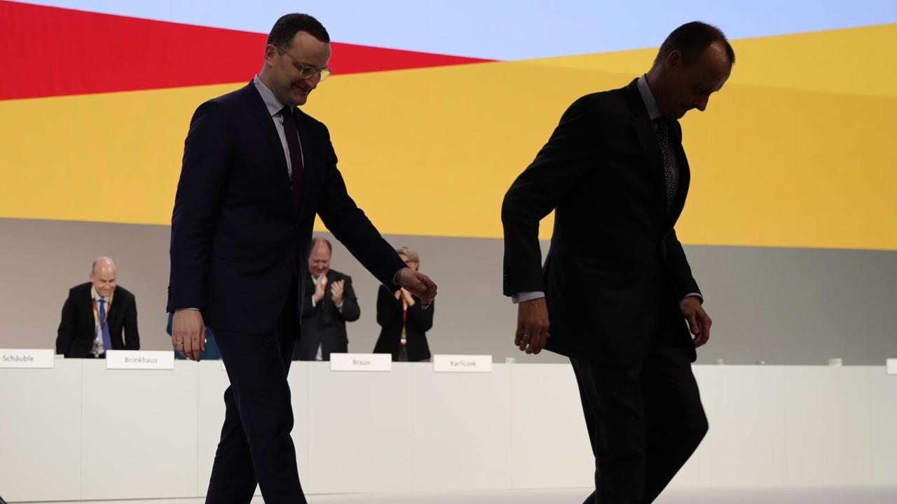 Jens Spahn und Friedrich Merz verlassen beim CDU-Bundesparteitag die Bühne. Jens Spahn und Friedrich Merz verlassen beim CDU-Bundesparteitag die Bühne.