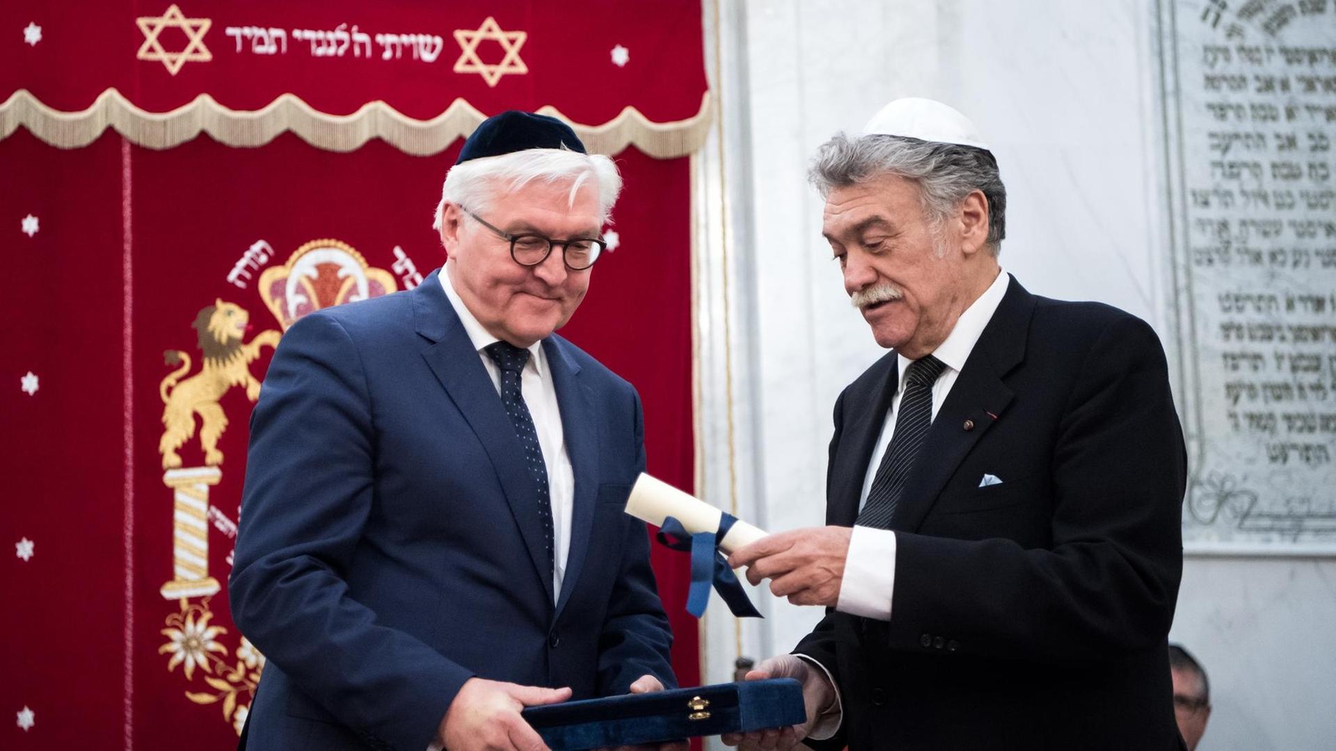 Bundesaußenminister Frank-Walter Steinmeier wird 2016 in der Synagoge der Monastirioten in Thessaloniki (Griechenland) vom Präsidenten der Jüdischen Gemeinde, David Saltiel, die Ehrenmitgliedschaft in der Jüdischen Gemeinde verliehen.