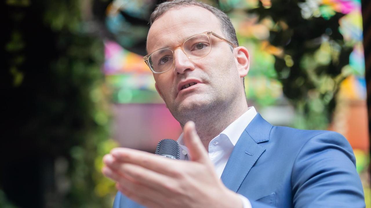 Jens Spahn (CDU), Bundesminister für Gesundheit, spricht bei einem Treffen mit Vertretern der Berliner Club-, Kultur- und Veranstaltungsbranche im Nachtclub Ritter Butzke in Berlin-Kreuzberg zur Zukunft der Branche.