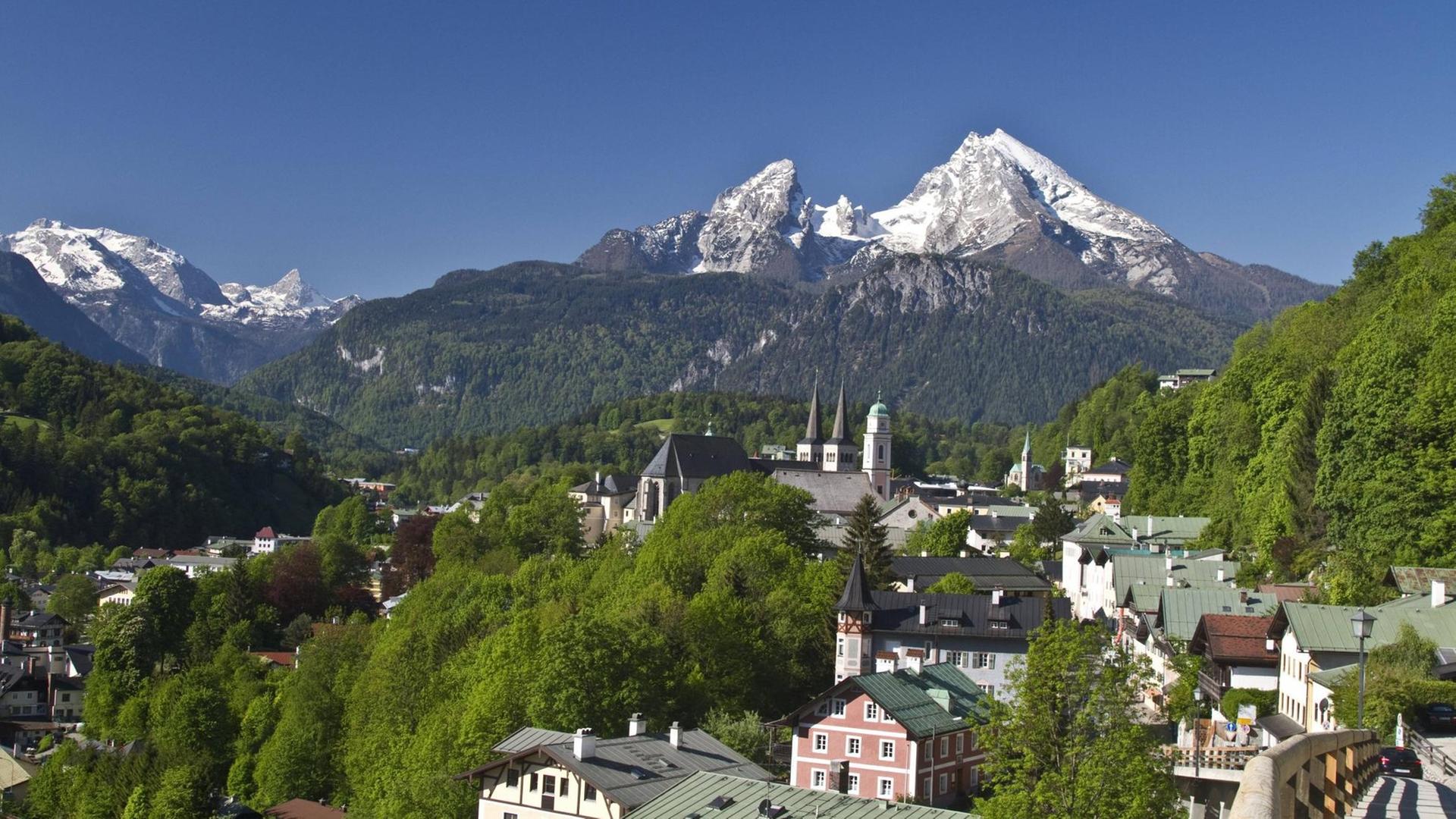 Panoramablick auf die Stadt Berchtesgaden in Bayern und die dahinterliegenden Berge. Panoramablick auf die Stadt Berchtesgaden in Bayern und die dahinterliegenden Berge.