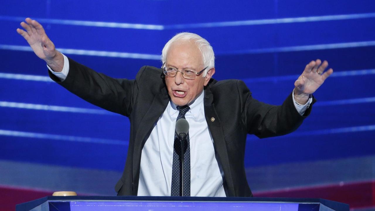 Der US-Senator von Vermont und frühere Präsidentschaftskandidat Bernie Sanders bei einer Rede im Wells Fargo Center in Philadelphia am ersten Tag des Nominierungsparteitag der Demokraten am 25. Juli 2016. Der US-Senator von Vermont und frühere Präsidentschaftskandidat Bernie Sanders bei einer Rede im Wells Fargo Center in Philadelphia am ersten Tag des Nominierungsparteitag der Demokraten am 25. Juli 2016.