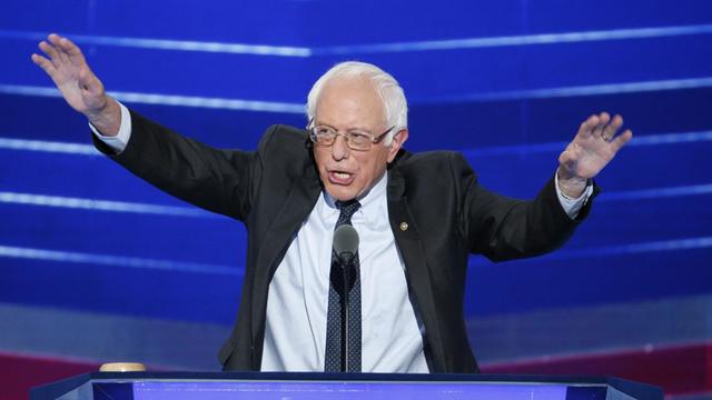Der US-Senator von Vermont und frühere Präsidentschaftskandidat Bernie Sanders bei einer Rede im Wells Fargo Center in Philadelphia am ersten Tag des Nominierungsparteitag der Demokraten am 25. Juli 2016.