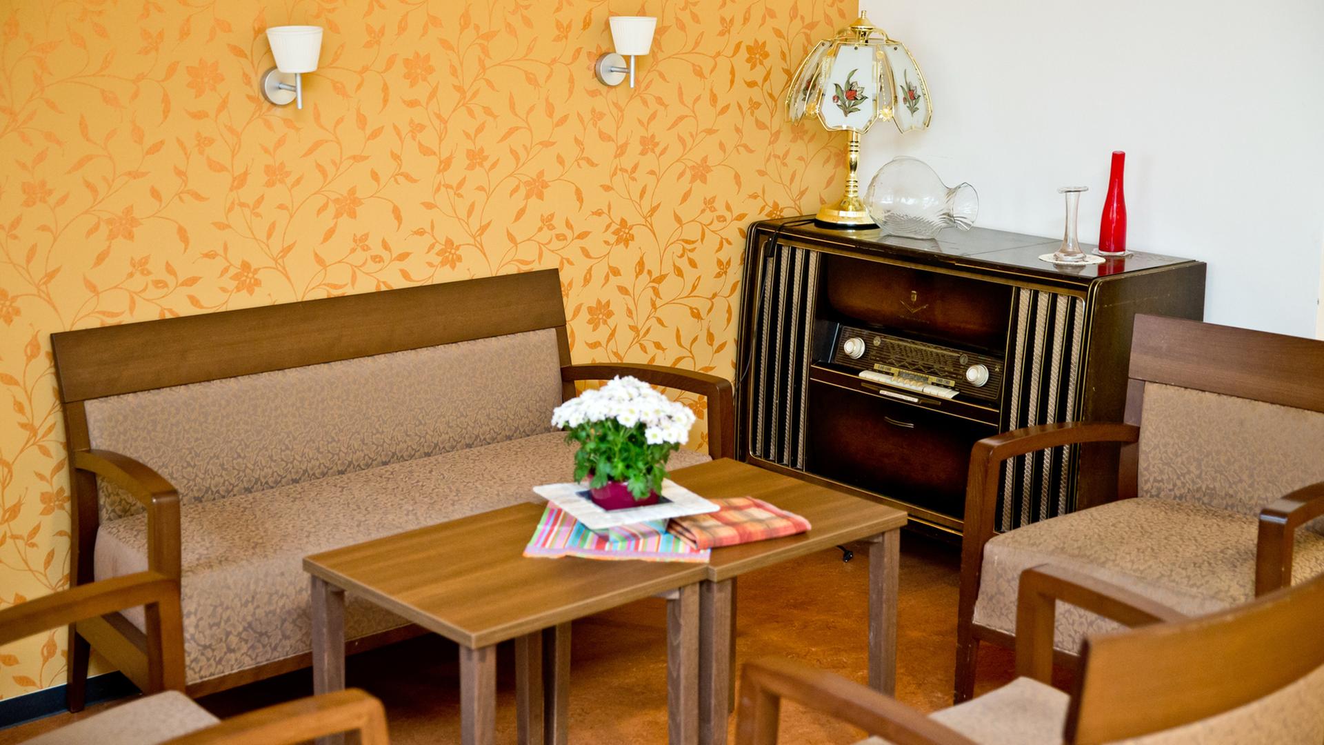 Eine Sitzecke, ausgestattet mit historischem Mobiliar, aufgenommen am 13.09.2013 im Fritz-Rupprecht-Heim für Demenzkranke in Fürth (Bayern). Eine Sitzecke, ausgestattet mit historischem Mobiliar, aufgenommen am 13.09.2013 im Fritz-Rupprecht-Heim für Demenzkranke in Fürth (Bayern).