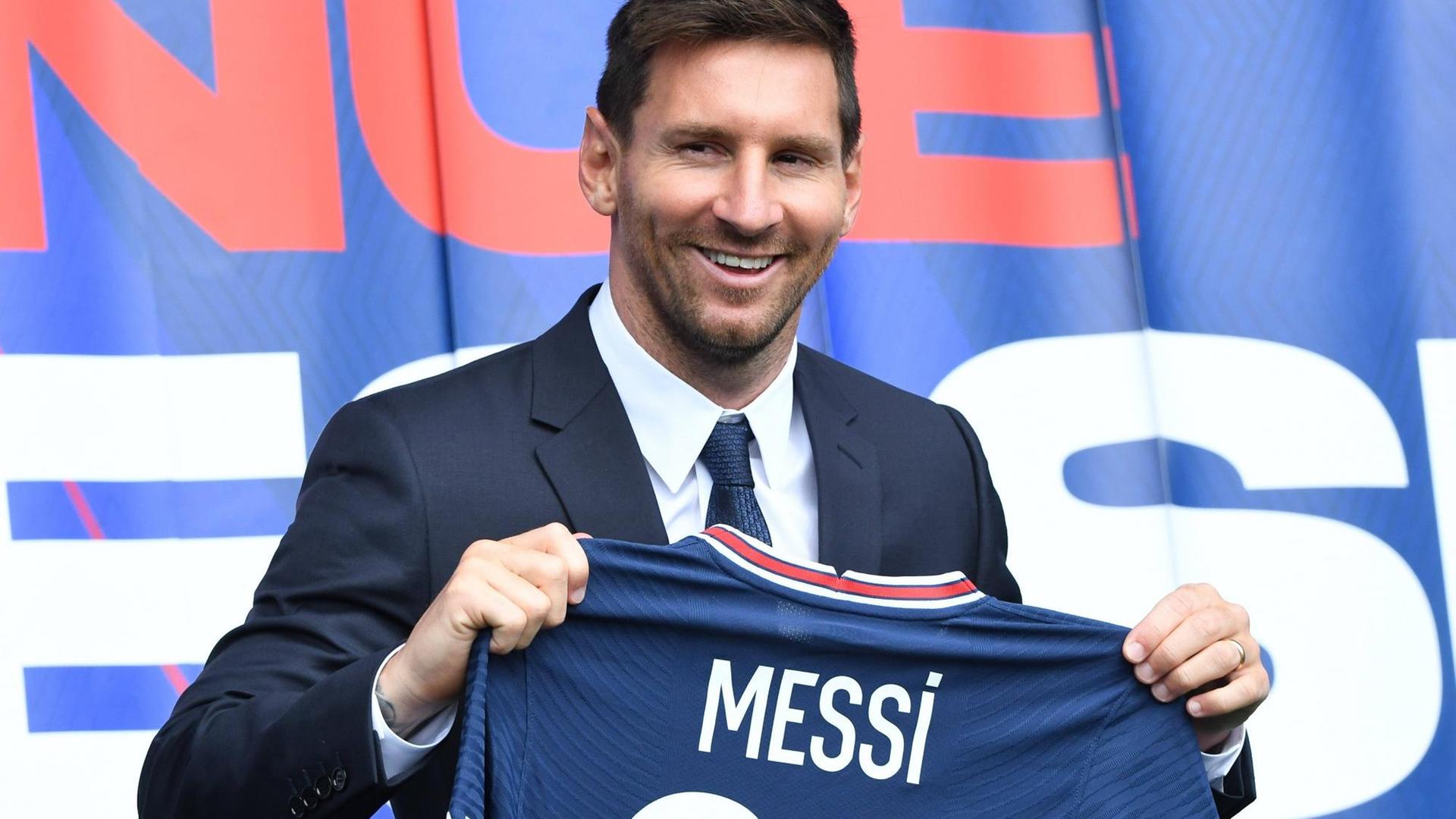 Der argentinische Fußball-Spieler Lionel Messi schießt einen Ball. Der argentinische Fußball-Spieler Lionel Messi schießt einen Ball.