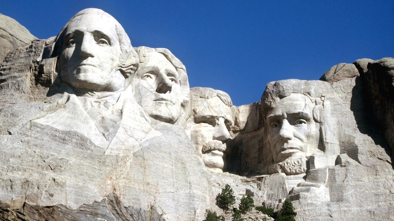 Das Mount Rushmore National Memorial in den Black Hills im USBundesstaat South Dakota. Die Erinnerungsstätte mit den Büsten der USPräsidenten (l-r) George Washington, Thomas Jefferson, Theodore Roosevelt und Abraham Lincoln wurde in den Jahren 1927 gegründet Das Mount Rushmore National Memorial in den Black Hills im USBundesstaat South Dakota. Die Erinnerungsstätte mit den Büsten der USPräsidenten (l-r) George Washington, Thomas Jefferson, Theodore Roosevelt und Abraham Lincoln wurde in den Jahren 1927 gegründet