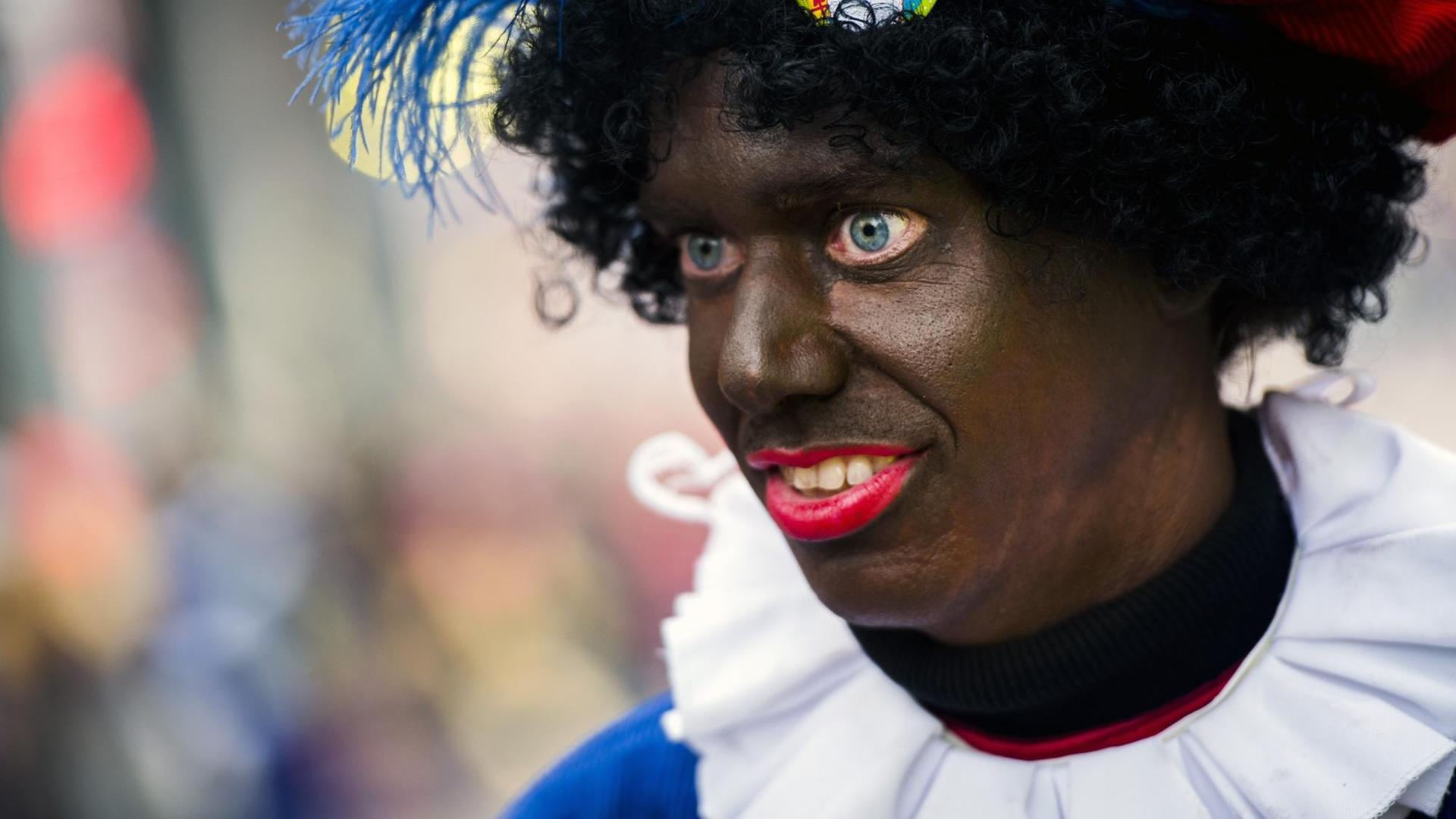 Eine Frau in Groningen verkleidet als Zwarte Piet. Eine Frau in Groningen verkleidet als Zwarte Piet.