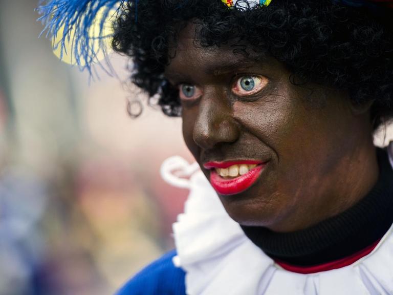 Eine Frau in Groningen verkleidet als Zwarte Piet.