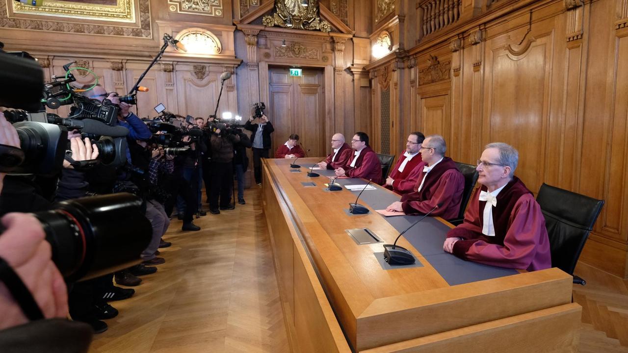 Richter des Bundesverwaltungsgerichtes sitzen in einem Saal zur Urteilsverkündung. Richter des Bundesverwaltungsgerichtes sitzen in einem Saal zur Urteilsverkündung.