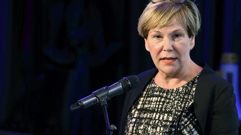 Karin Graf, künstlerische Leiterin der LIT:potsdam auf der Bühne. Karin Graf, künstlerische Leiterin der LIT:potsdam auf der Bühne.