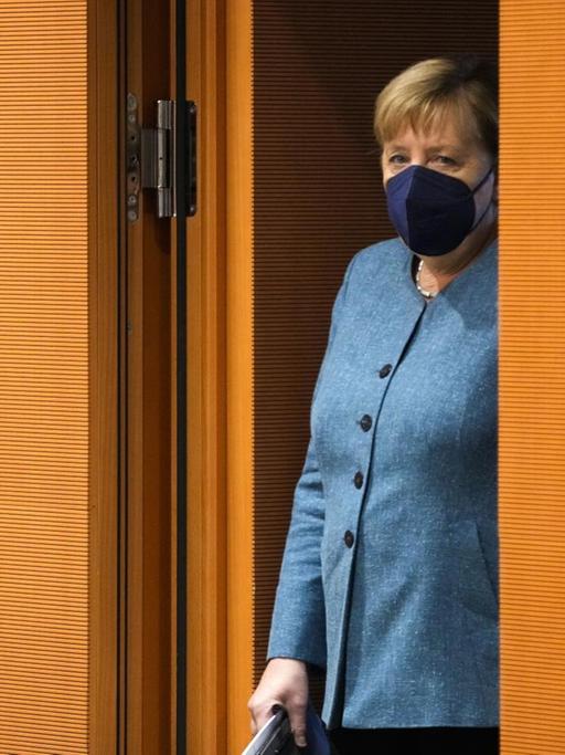 Angela Merkel tritt durch eien Tür
