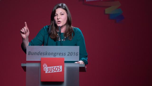 Die Bundesvorsitzenden der Jusos, Johanna Uekermann, spricht auf dem Bundeskongress der SPD-Nachwuchsorganisation in Dresden (Sachsen).